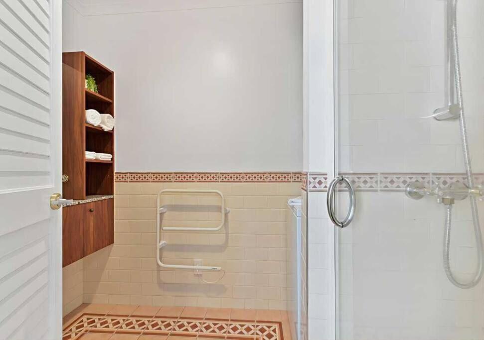 Seaview Waterfront Hotel Apt Окленд Экстерьер фото